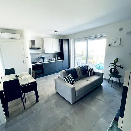 Marina House Rome Airport - Sea View Apartment
